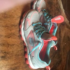 Sketchers 8 memory foam tennis shoes